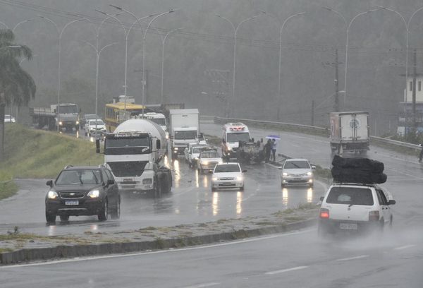 Acidente na BR 101, na Serra por Carlos Alberto Silva 