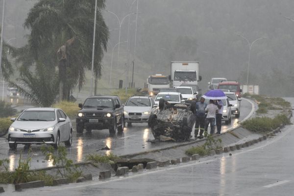 Acidente na BR 101, na Serra por Carlos Alberto Silva 