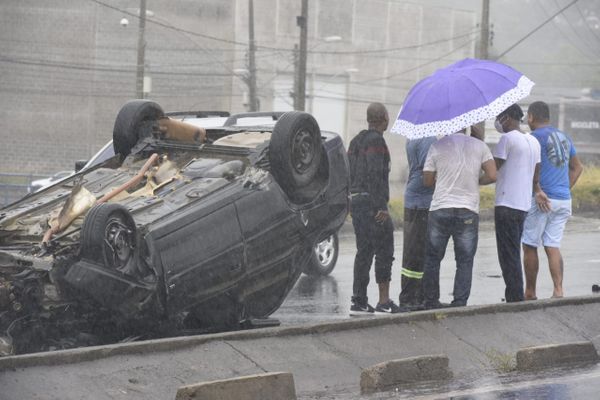 Acidente na BR 101, na Serra por Carlos Alberto Silva 