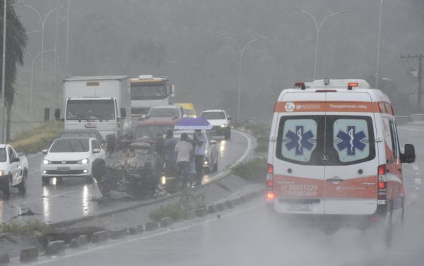 Capotamento na BR 101, nas proximidades do bairro Planalto Serrano por Carlos Alberto Silva