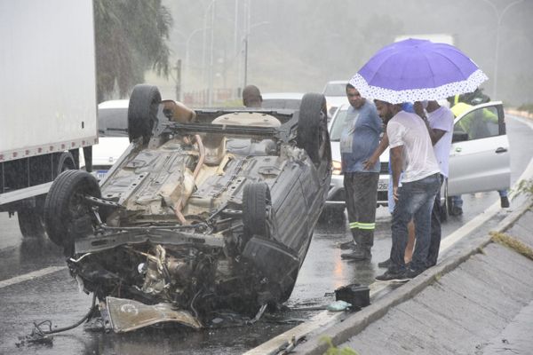 Capotamento na BR 101, nas proximidades do bairro Planalto Serrano por Carlos Alberto Silva
