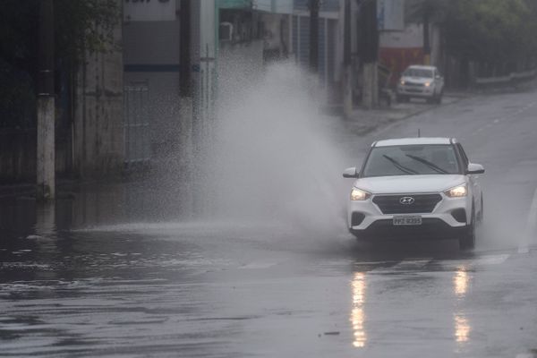 Chuva causa alagamento na Grande Vitória. Avenida Lindenberg em Vila Velha