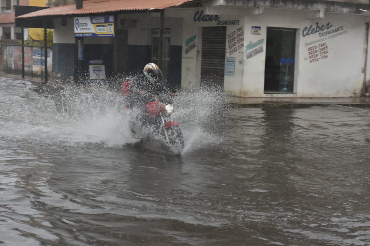 Chuva no ES: rua Cristóvão Colombo, em Cariacica, ficou alagada