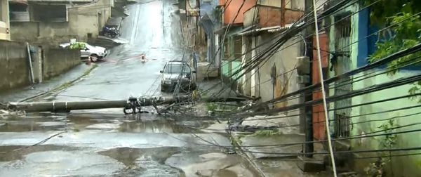 Poste cai em rua de Cariacica
