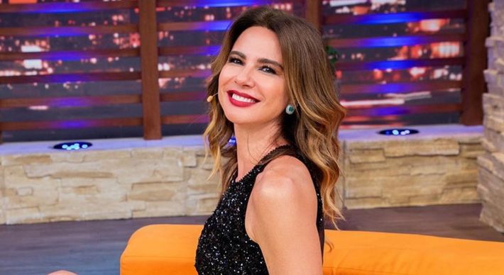 Apresentadora mostra bastidores de seus programas na Rede TV nos stories do Instagram e sempre fala da dificuldade de fechar o zíper de vestidos