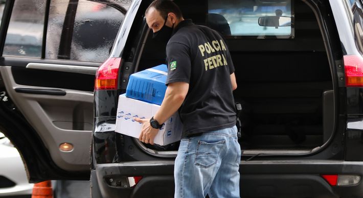A Polícia Federal cumpriu 25 mandados de busca e apreensão em três Estados: Rio de Janeiro, em São Paulo e em Sergipe