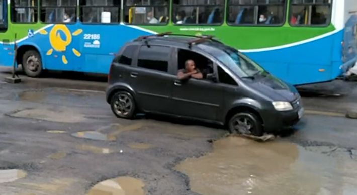 Com a pista reduzida por conta da obra, o motorista ainda precisa de cautela para passar pelo outro lado, onde o asfalto não foi terminado. Os carros precisam se espremer para conseguir passar no trecho esburacado