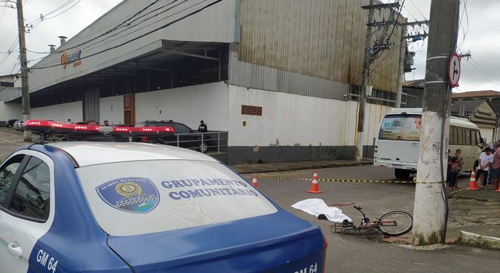Samu chegou a ser acionado, mas o ciclista morreu no local do acidente