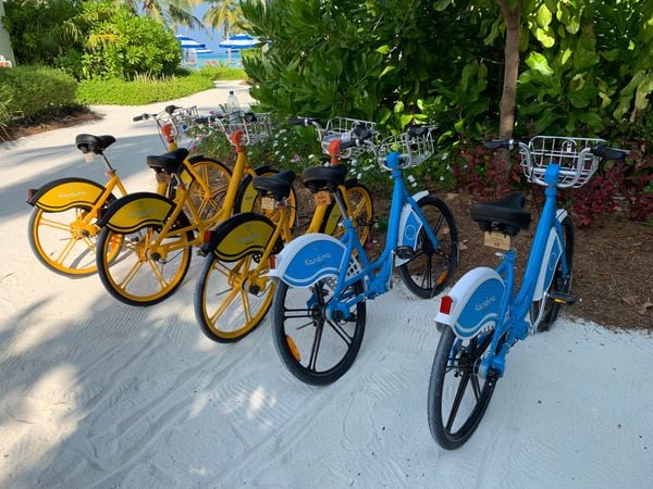 Bicicletas são muito usadas nas Ilhas Maldivas, o destino preferido dos casais para Lua de Mel
