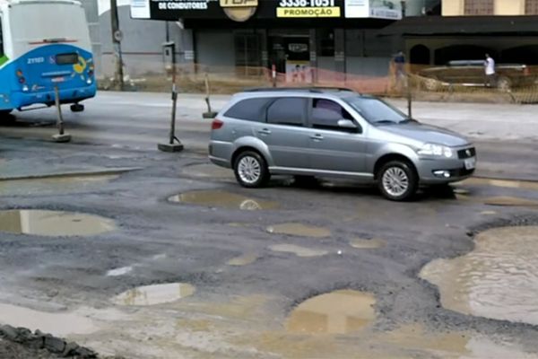 Buracos tomam conta de trecho em obras da Rodovia Leste-Oeste em Cariacica por Reprodução/TV Gazeta