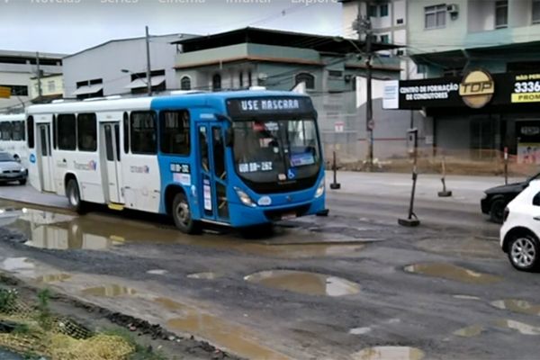 Buracos tomam conta de trecho em obras da Rodovia Leste-Oeste em Cariacica por Reprodução/TV Gazeta