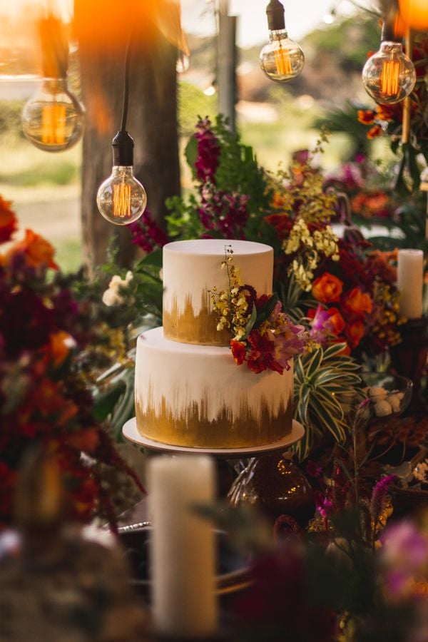 Para a decoração, o casal escolheu dezenas de flores e móveis rústicos. O coquetel foi individualizado, evitando aglomeração por Charles dias