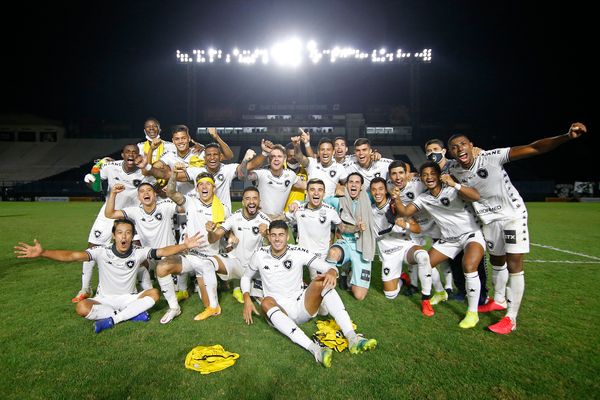 Elenco do Botafogo comemora a classificação às oitavas de final da Copa do Brasil