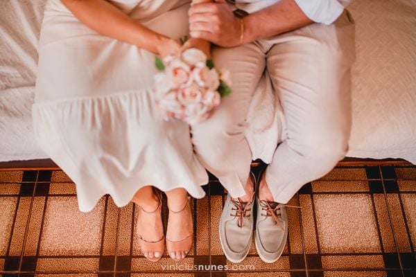 O casal optou por um Elopement Wedding, cerimônia com pouquíssimos convidados, mas decoração e fotos tradicionais por Vinícius Nunes