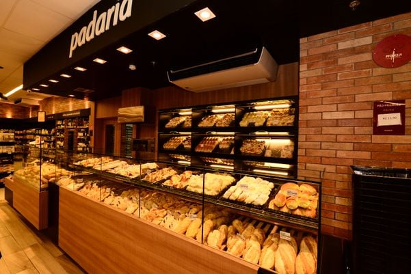 Seção de pães da Padaria Monza
