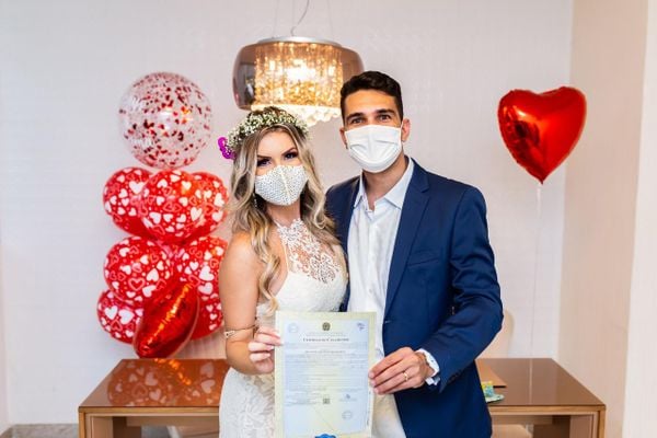 O casal com a certidão de casamento, no dia da cerimônia no civil por Daniel Trezena