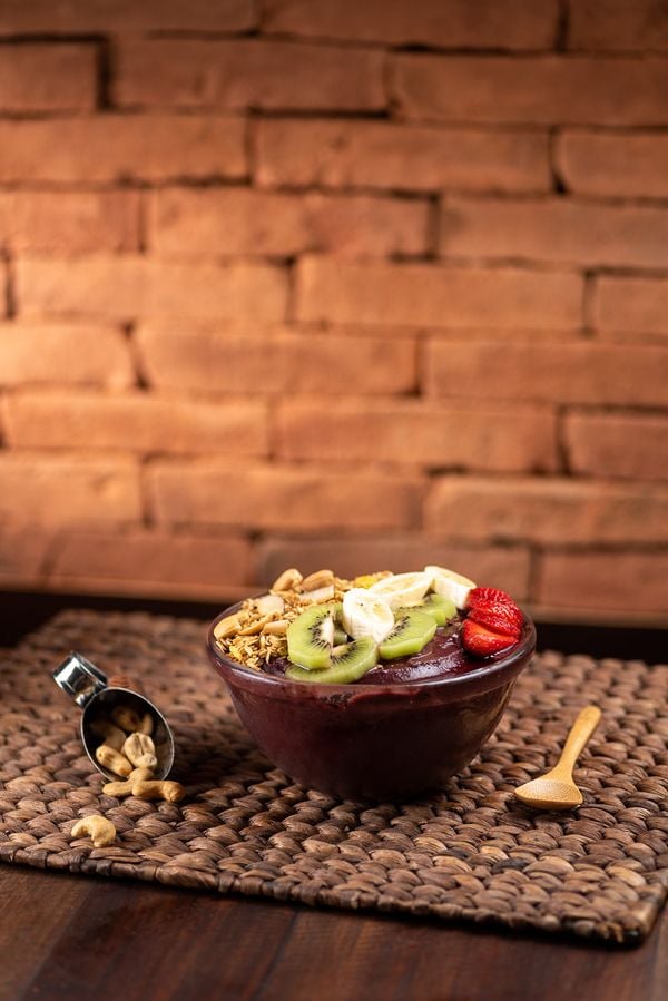 Tigela de açaí com frutas do parceiro Vila do Açaí