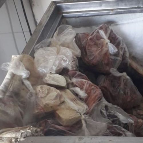 Grupo vendia carne de cavalo como se fosse carne de boi. Pai e filho, que são donos de um supermercado de bairro em Cariacica, foram presos na operação