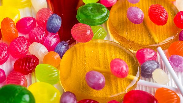 Estratégia de busca, furadas de filas e até falsidade ideológica… tudo valia para acumular o máximo de guloseimas oferecidas. As senhoras que não tinham condições de realizar uma distribuição completa faziam as famosas “galinhas gordas”