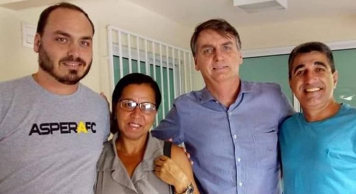 Alvo de uma investigação aberta há dois anos no Ministério Público Federal de Brasília sob suspeita de ser funcionária-fantasma, Wal tem forte apoio da família Bolsonaro