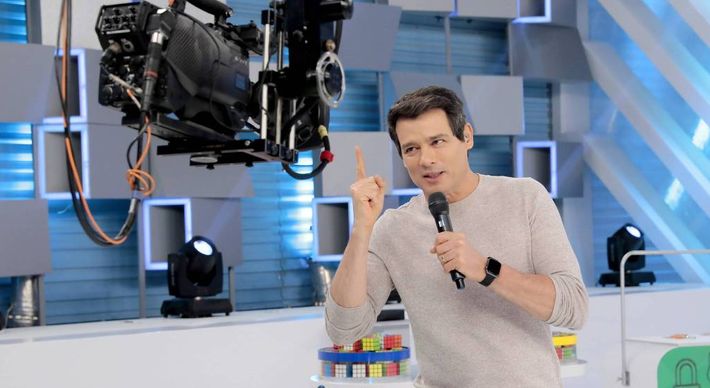 Celso Portiolli estará no comando da atração. Programa voltou a ser gravado nos estúdios do SBT em maio