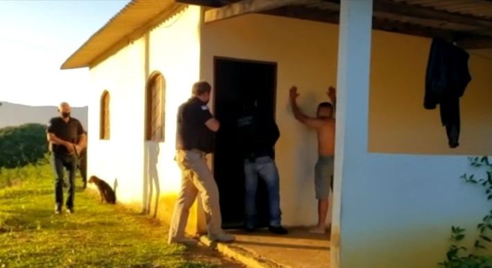 De acordo com a polícia, os dois são donos de um supermercado em Cariacica e eram responsáveis pelo abate e estocagem da carne ilegal apreendida, que já soma duas toneladas
