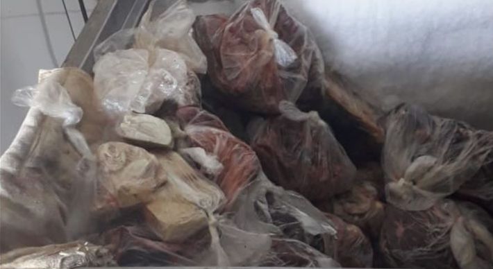 Grupo vendia carne de cavalo como se fosse carne de boi. Pai e filho, que são donos de um supermercado de bairro em Cariacica, foram presos na operação