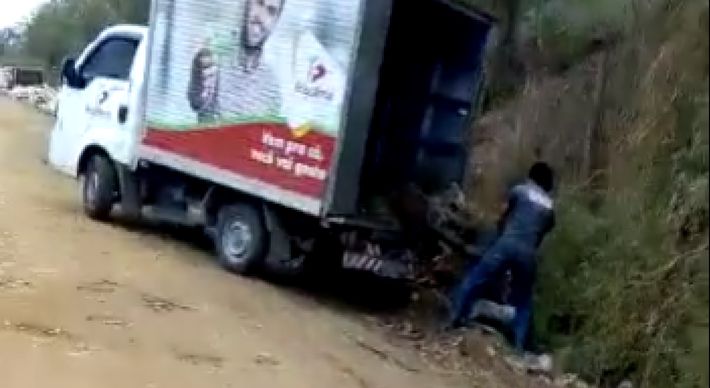 O motorista saiu do veículo e descartou lixo na beira de uma estrada no distrito de Monte Líbano. Segundo a empresa, após tomar conhecimento do caso, foi feita a limpeza do local