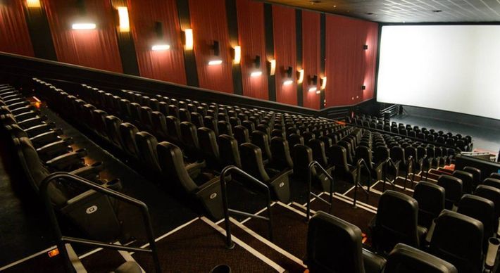 Cinemas devem reabrir em breve, mas será que o público está pronto para retomar o hábito? Com os grandes lançamentos endo adiados, o que chegará às salas?