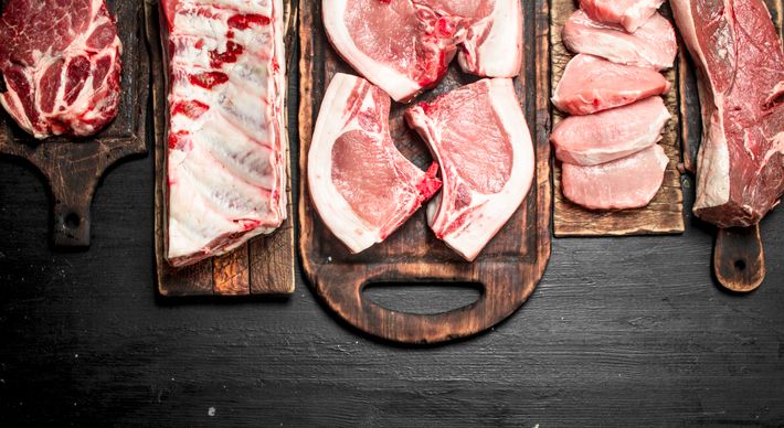 Colocar o sal antes, para a carne absorver melhor o tempero, ou depois, para que ele alcance as superfícies e não só a parte exterior? Veja o que dizem especialistas. Uma coisa é certa temperar com muita antecedência pode desidratar a carne