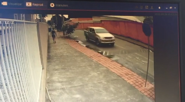 Câmeras de videomonitoramento flagram a caminhonete roubada já em posse dos criminosos na Serra