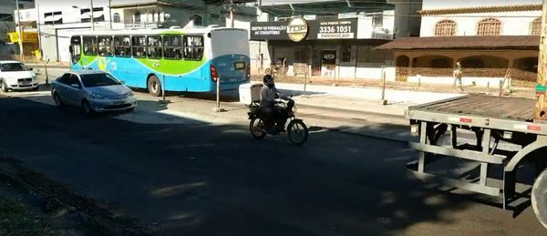 DER tapa buracos na Rodovia Leste-Oste e trânsito ganha maior fluidez por Reprodução / TV Gazeta