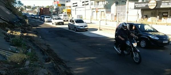 DER tapa buracos na Rodovia Leste-Oste e trânsito ganha maior fluidez por Reprodução / TV Gazeta