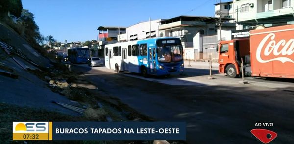 DER tapa buracos na Rodovia Leste-Oste e trânsito ganha maior fluidez por Reprodução / TV Gazeta