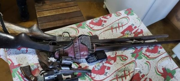 No sítio em Vila Cajueiro, policiais apreenderam três armas longas e um revólver