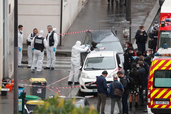 Policiais forenses no local do ataque ocorrido perto do antigo endereço do jornal satírico Charlie Hebdo, em Paris, na França, nesta sexta-feira, 25