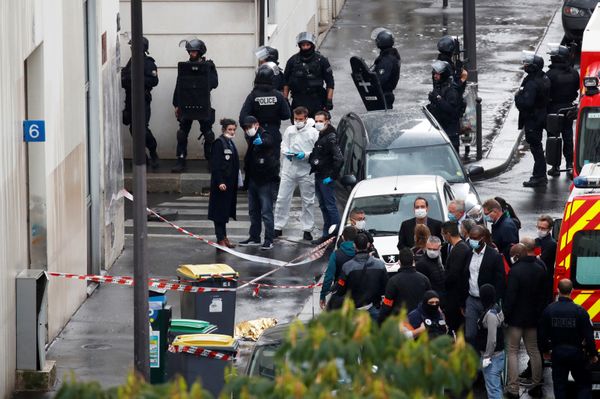 Policiais investigam a cena de um incidente próximo aos antigos escritórios da revista francesa Charlie Hebdo, em Paris, França, nesta sexta-feira (25)