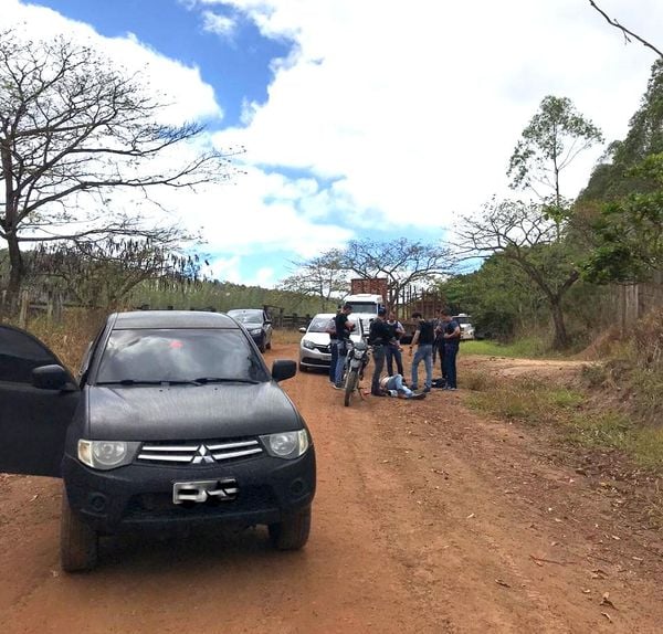 Momento em que agentes das polícias Civil e Militar abordam Fernando Hoffmann em uma estrada de chão na zona rural de Pinheiros