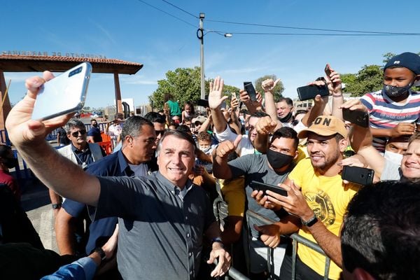 Presidente da República, Jair Bolsonaro cumprimenta os populares duPresidente da República, Jair Bolsonaro cumprimenta os populares durante sua chegada à Barreiras, na Bahiarante sua chegada à Barreiras