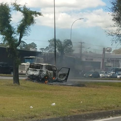 Imagens enviadas por um leitor de A Gazeta mostram o veículo, um Jeep Renegade, de cor branca, em chamas