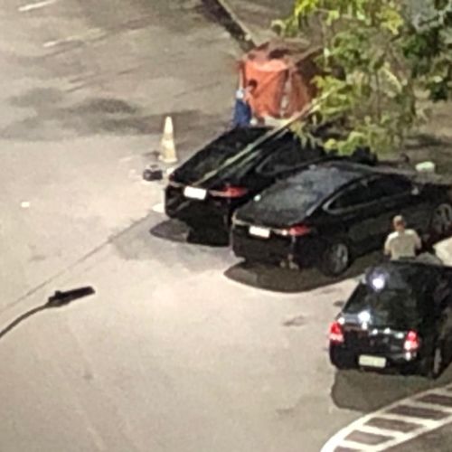 Filho do presidente foi visto entrando, de bermudas e com a camiseta da seleção brasileira, num hotel de luxo na Praia do Canto