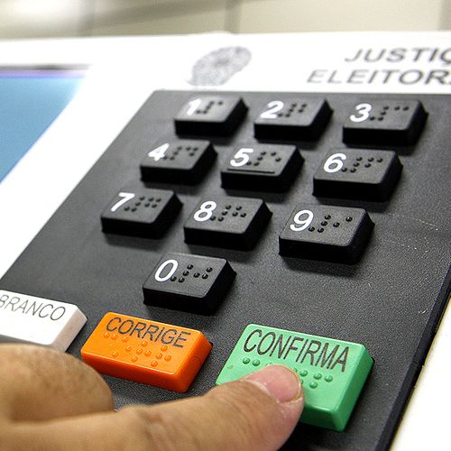Os eleitores capixabas vão às urnas, em novembro, para escolher os prefeitos dos municípios. Os postulantes ao cargo se registraram na Justiça Eleitoral até este sábado (26). Confira os nomes