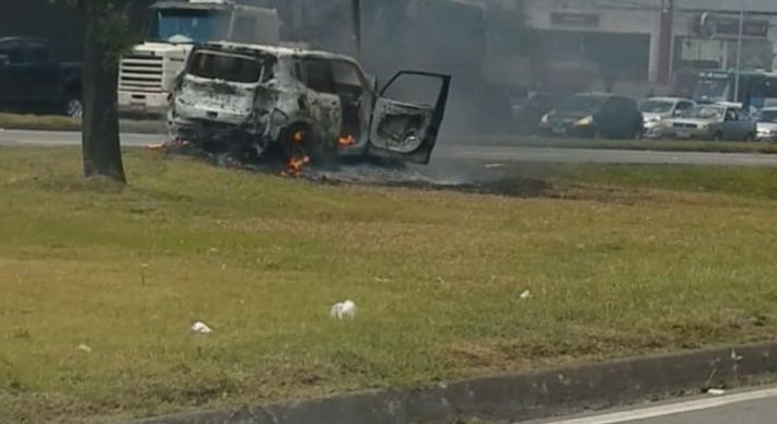 Imagens enviadas por um leitor de A Gazeta mostram o veículo, um Jeep Renegade, de cor branca, em chamas