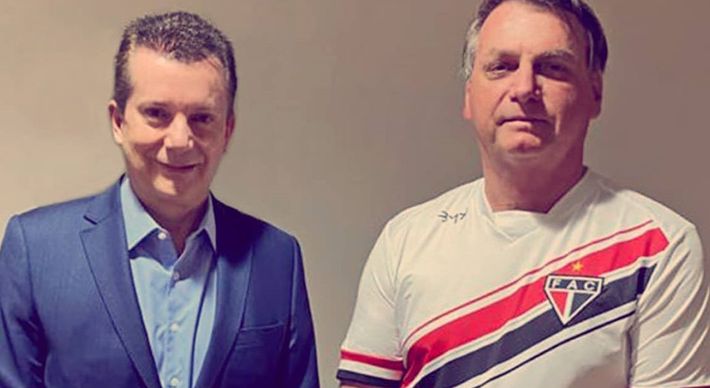 Bolsonaro estava internado se recuperando de uma cirurgia para retirada de um cálculo na bexiga e recebeu alta neste sábado (26)