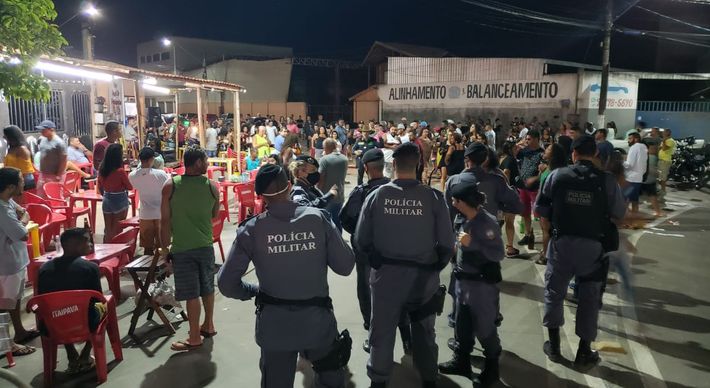 Ao menos seis estabelecimentos comerciais foram notificados por causa de aglomeração em ruas da cidade