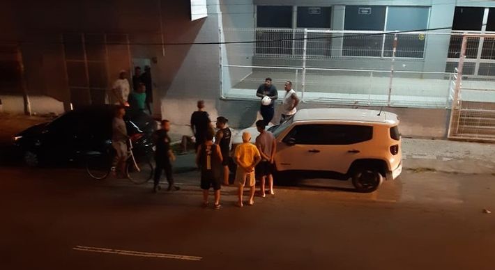 Suposto assalto ocorreu em um ponto de ônibus na Henrique Moscoso. Homem foi detido e levado para um hospital