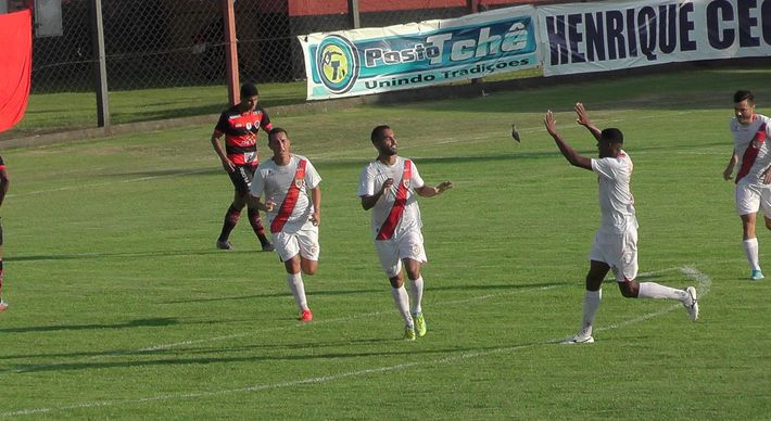 Capixabas saíram na frente com Igor Santos e Peixoto, mas viram o adversário igualar o placar. Todos os quatro gols saíram no primeiro tempo da partida