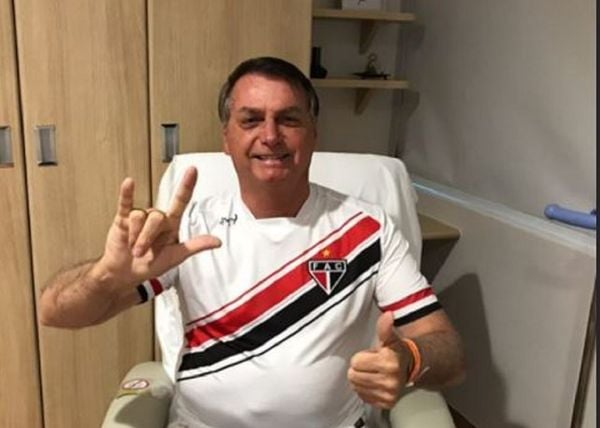 Jair Bolsonaro no quarto do hospital se recuperando após cirurgia na bexiga