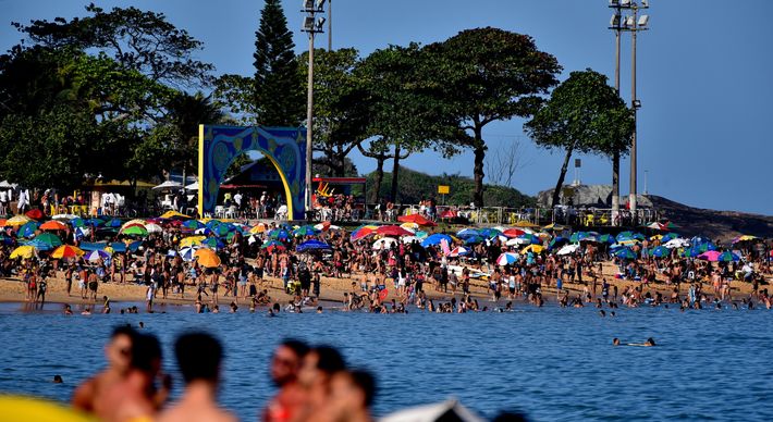Muita gente aproveitou o tempo aberto para curtir o dia nas praias. Orientação de distanciamento social em virtude da pandemia, entretanto, foi desrespeitada