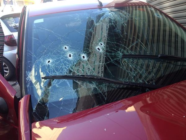 Carro perfurado por tiros em Vila Velha